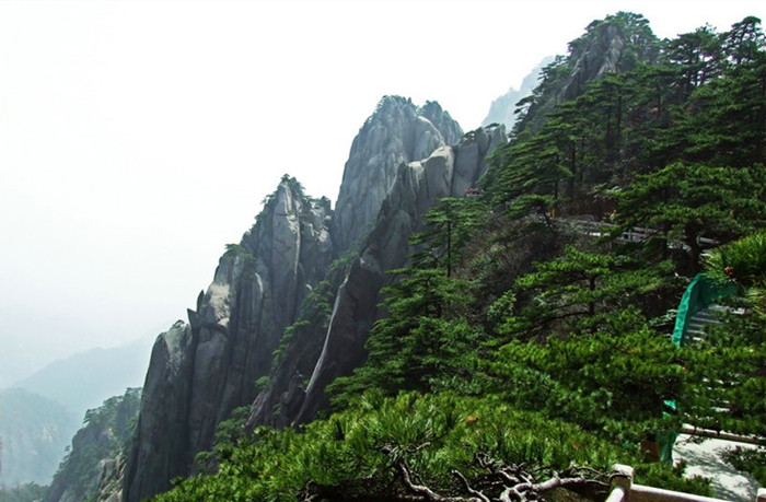 【海丰】入住莲花山温泉度假村、攀登粤东千米最高峰“莲花山”、鸡鸣寺祈福、东方莫斯科、品味：海陆丰特色家宴、汕尾特色小吃、体验与众不同的味蕾之旅二天游