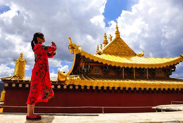 丽江古城、香格里拉虎跳峡、松赞林寺、梅里雪山飞来寺五天双飞纯玩游